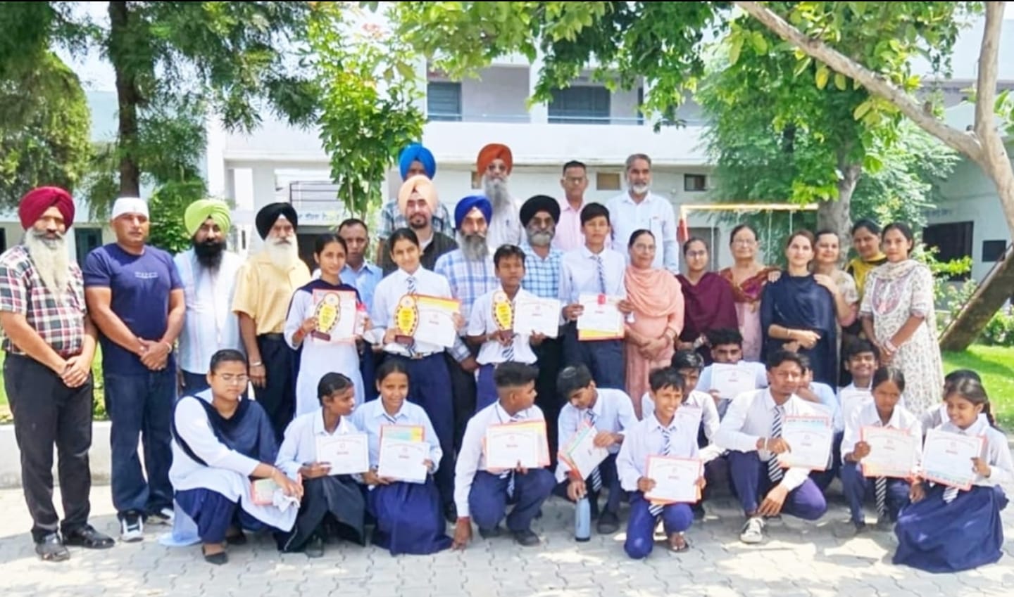On the invitation of Upkar Society, students made paintings against drugs.